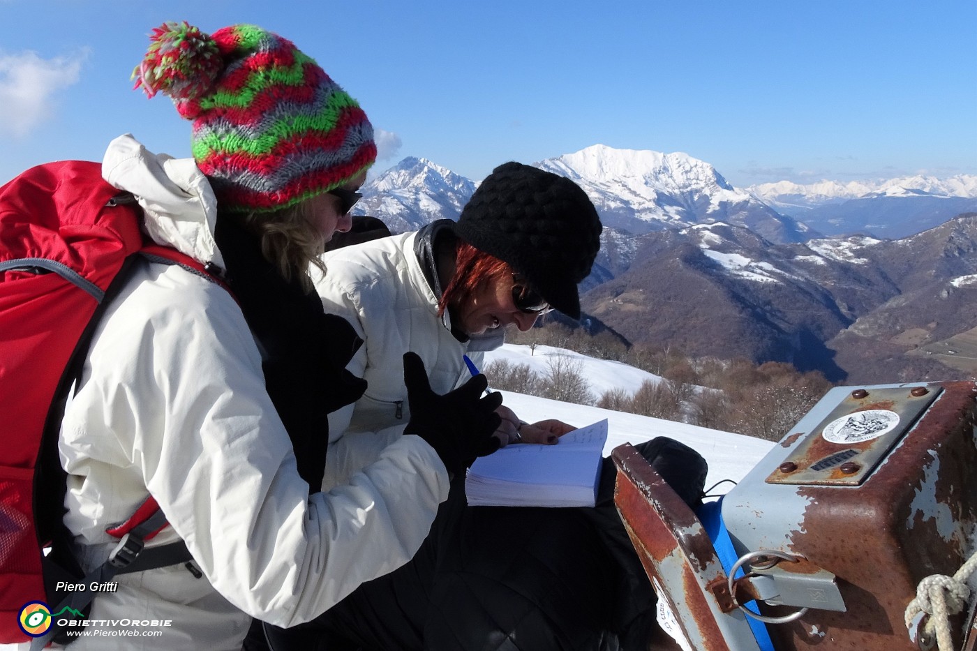 59 Firma sul diario  di vetta alla Madonnina dei Canti (1563 m).JPG